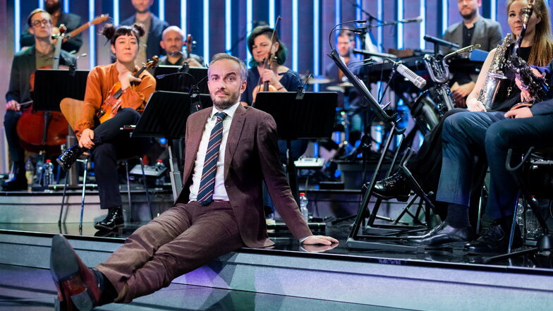Jan Böhmermann in seinem Reich, der Late-Night-Show „ZDF Magazin Royale“, die er zusammen mit dem Rundfunk Tanzorchester Ehrenfeld beschallt.