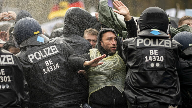 Die Polizei drängt die Teilnehmer der Demonstration gegen die Corona-Einschränkungen der Bundesregierung vor dem Brandenburger Tor mit Wasserwerfern zurück.