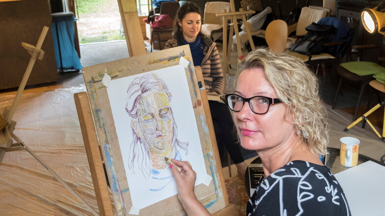 Marion Goyn zeichnet Modell Bia Rockel (im Hintergrund). Vier Teilnehmerinnen hat der Porträt- und Aktkurs bei der Riesaer Sommerakademie. Die Jüngste ist 22 Jahre alt, die älteste 80. Ausgewählte Werke gibt es am Freitag zu sehen.