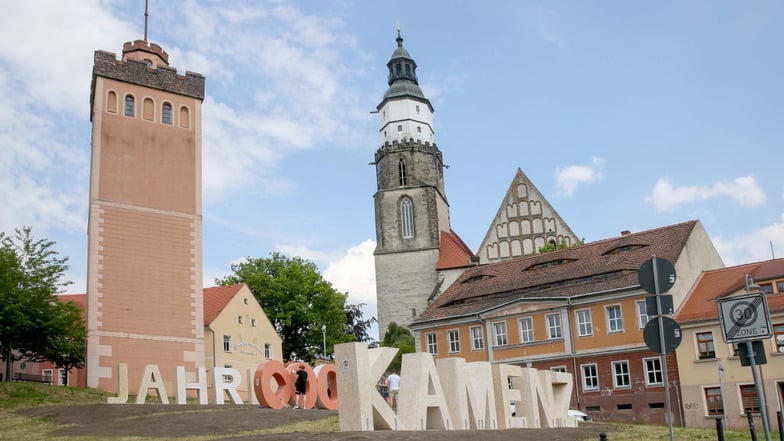 Eingerahmt zwischen zwei Kamenzer Wahrzeichen – Roter Turm und Hauptkirche St. Marien – weist der Skulpturen-Schriftzug "800 Jahre Kamenz" nun aufs bevorstehende Stadtjubiläum hin.