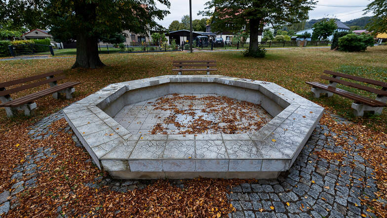 Noch kaputt: der Springbrunnen in Gohrisch.
