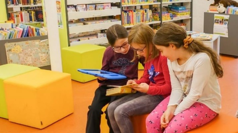 Auch diese Mädchen haben in der Stadtbibliothek Bücher gelesen, um die Klimapark-App mit Wissen zu füttern.
