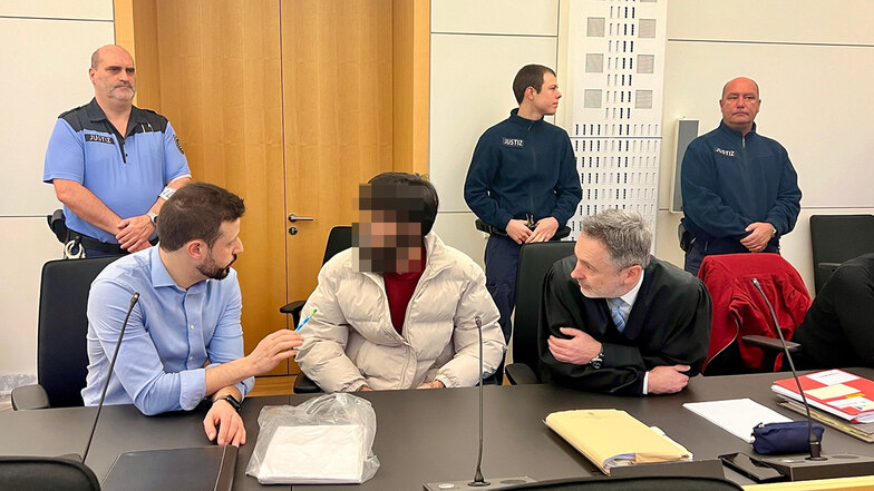 Außerdem angeklagt: der 24-jährige Tadschike Said S.(Mitte), mit Dolmetscher (l.) und Anwalt Bert Albrecht (r.) aus Freital.