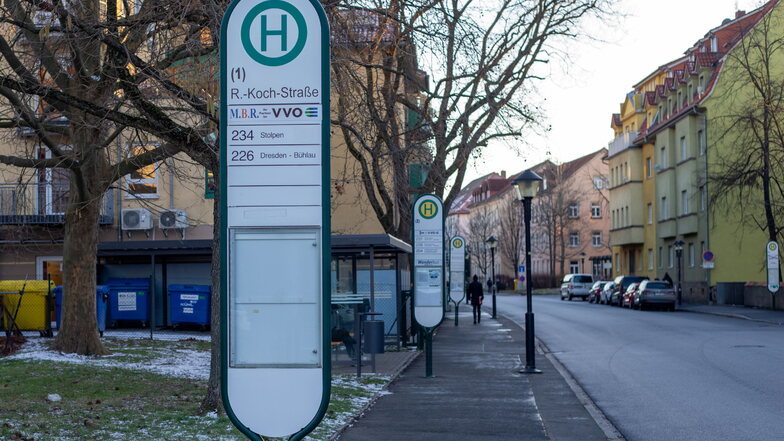 Die Bushaltestelle auf der Robert-Koch-Straße in Pirna trägt noch die alte Beschriftung. Im Auftrag des VVO werden die Schilder demnächst ersetzt.