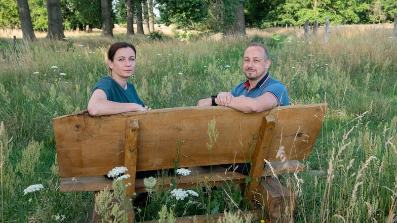 Voller Ideen für ihre Biotopbrücke: Anja und Swen Blobel auf einer Bank am Röderufer zwischen Bieberach und Cunnersdorf.