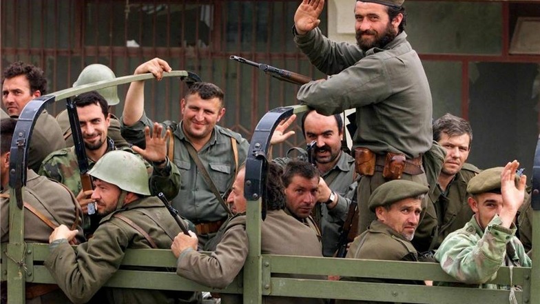 Mitglieder der jugoslawischen Armee verlassen die zehn Kilometer nördlich von Pristina gelegene Ortschaft Luzane.