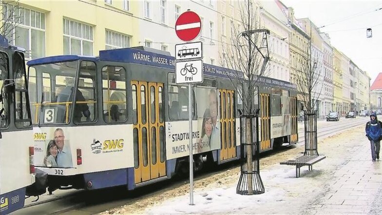 In Richtung Bahnhof dürfen nur Fahrradfahrer und die Straßenbahn die Berliner Straße befahren. Dennoch tauchen immer wieder auch Autos in der falschen Richtung auf, zum Beispiel oft dann, wenn von der Bahnhofstraße aus kommende Kraftfahrer die Einbahnstra