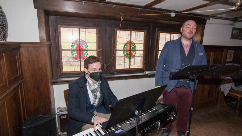 Paul Heller (links) und Lukas Lomtscher präsentieren Musik und die Villa Bauch.