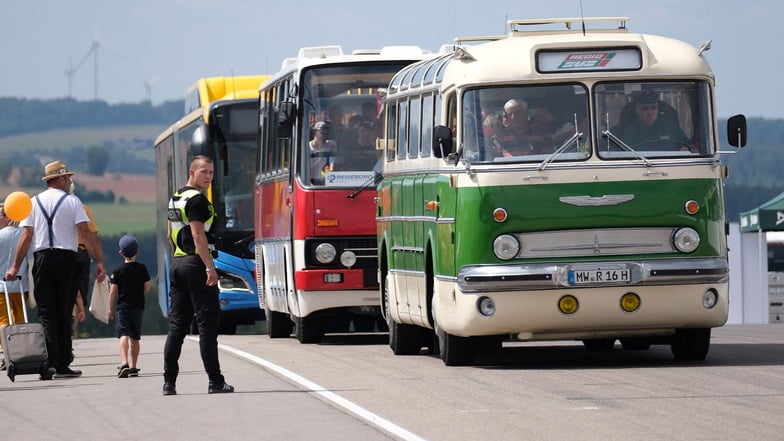 Busse verschiedener Epochen warten auf dem Sachsenring auf Fahrgäste. Anlass ist der Sächsische Verkehrssicherheitstag, der zum 24. mal stattfindet.