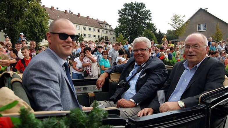 In einer Kutsche, der Bürgermeister Markus Hallmann, mit seinen Amtsvorgängern Bernd Rösner  und Reiner Springer (rechts).