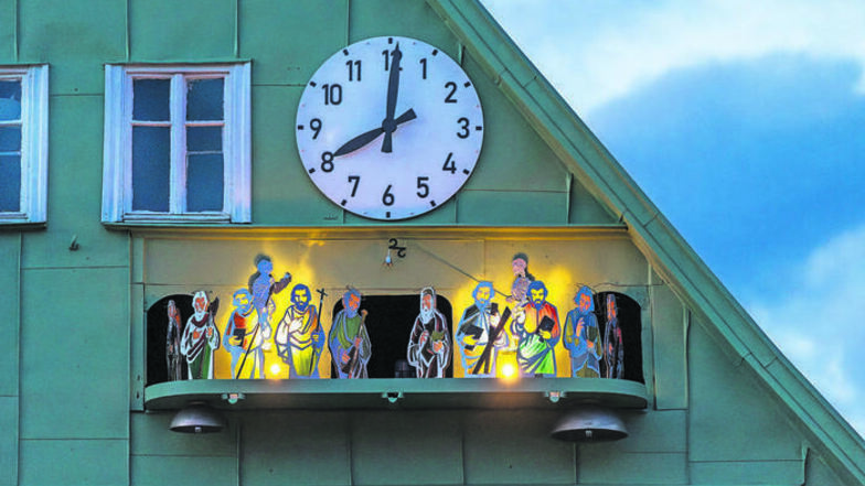 Von morgens sieben bis abends 21 Uhr erscheinen zu jeder vollen Stunde auf dieser neuen Uhr in Ceská Kamenice die Apostel. Im Hintergrund läuten links ein Ritter und rechts ein Gerippe das Glöckchen.