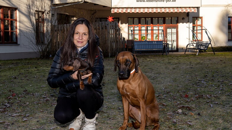 Die Therapiehunde Hugo (auf dem Arm) und Ayna von Physiotherapeutin Maria Gawoehns sollen in der Wohnstätte Haus Gottleubatal in Pirna-Neundorf zum Einsatz kommen.