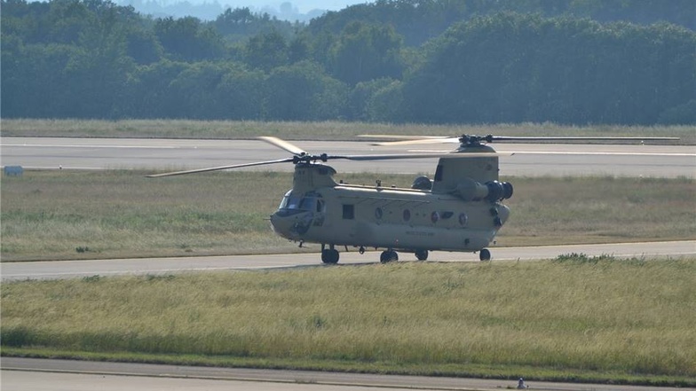 Es handelt sich dabei um Helikopter des Typs Boeing CH-47 Chinook mit Tandem-Rotoranordnung.