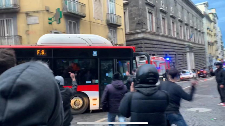 Fans von Eintracht Frankfurt sorgen vor dem Spiel für Unruhen auf den Straßen von Neapel.