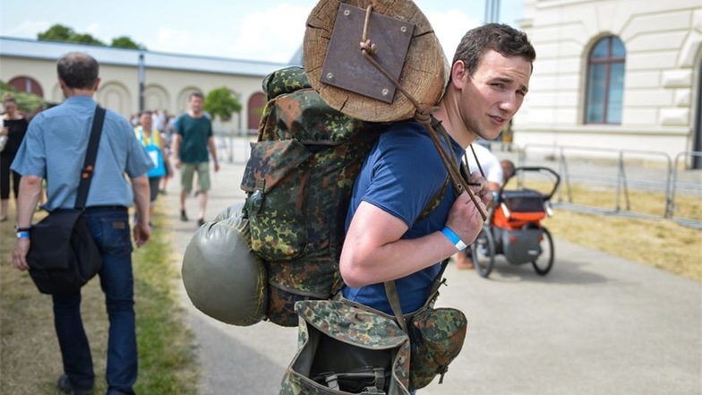 Roland Kossler hat mächtig Gepäck, er teste die 60-Kilo-Variante, die KSK-Soldaten tragen müssen.