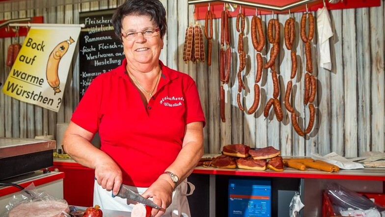 Klara Wätzlich vom Fleisch- und Wurststand rechnet auf dem Kornmarkt mit mehr Laufkundschaft.