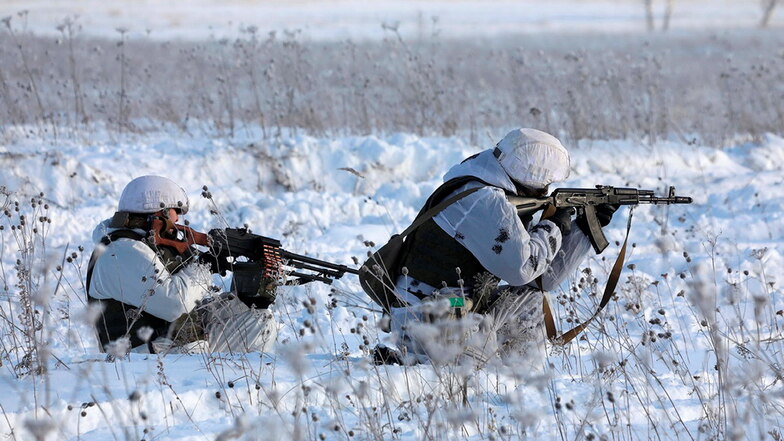Russland bestreitet seine Invasionsabsichten, hat jedoch weit über 100.000 Soldaten in der Nähe der ukrainischen Grenze zusammengezogen und Truppen zu Übungen in das benachbarte Belarus entsandt, so dass die Ukraine von drei Seiten umschlossen ist.