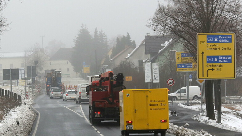 Nur in einer Autoschlange geht es an der Baustelle der B 97 in Laußnitz vorbei. Ab März gibt es dann sogar eine Vollsperrung.