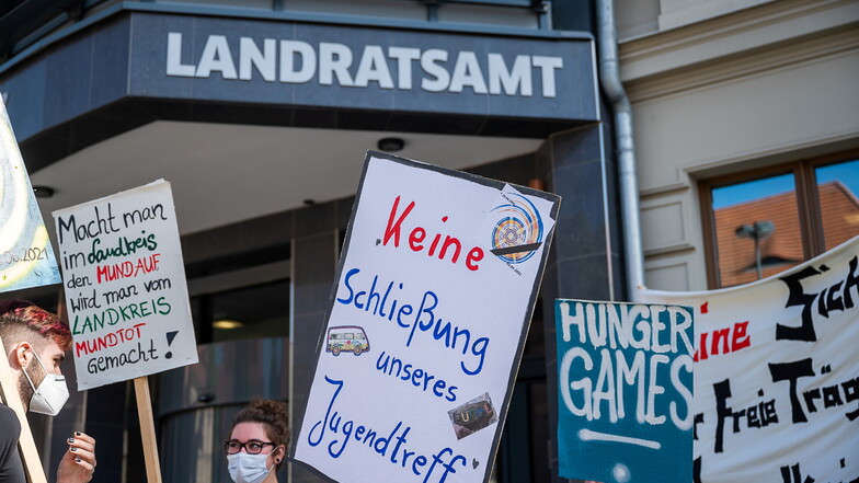 Demonstration des Jugendrings Oberlausitz gegen die Einstellung von Zahlungen vor dem Landratsamt in Görlitz: Inzwischen hat ein Gericht entschieden.