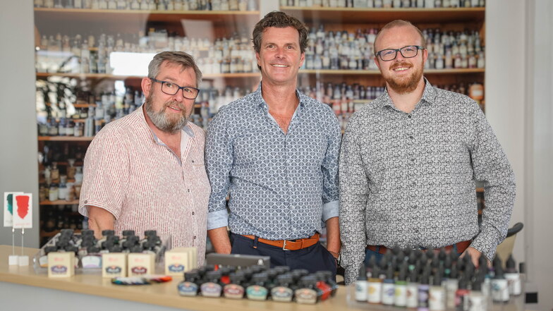 Torsten Meisel (l.) und Benjamin Venter (r.) vom Barock-Eventpark und Gunther Lange, Geschäftsführer der Octopus Fluids GmbH & Co. KG, haben sich die Namensrechte der Marke "Barock" gesichert.