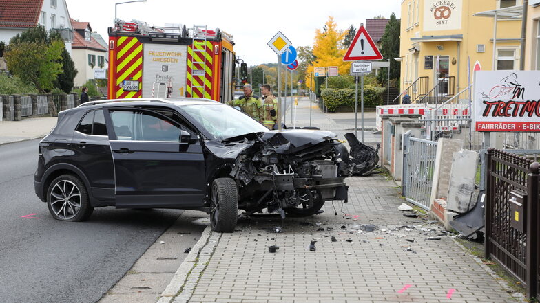 An einem VW T-Cross entstand am Mittwochmorgen in Dresden Totalschaden durch einen Verkehrsunfall. Die Fahrerin wurde verletzt.