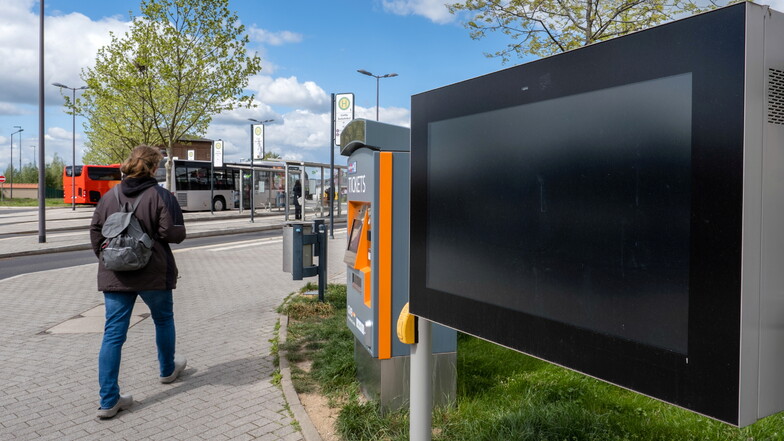 Nun ist auch sie defekt: Die digitale Anzeigetafel am Görlitzer Busbahnhof (ZOB)