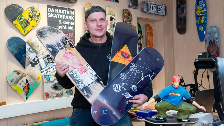 Die Qual der Wahl: "Skate Back"- Gründer Torsten Zieger mit einem alten (li.) und recycelten neuen Board. Seit Montag verkauft der Großenhainer die Produkte deutschlandweit im Einzelhandel.