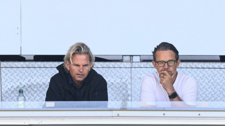 Dirk Schuster (r.), Trainer des 1. FC Kaiserslautern, und sein Co-Trainer Sascha Franz schauten sich Dynamo beim Sachsenderby gegen Erzgebirge Aue im Stadion an.