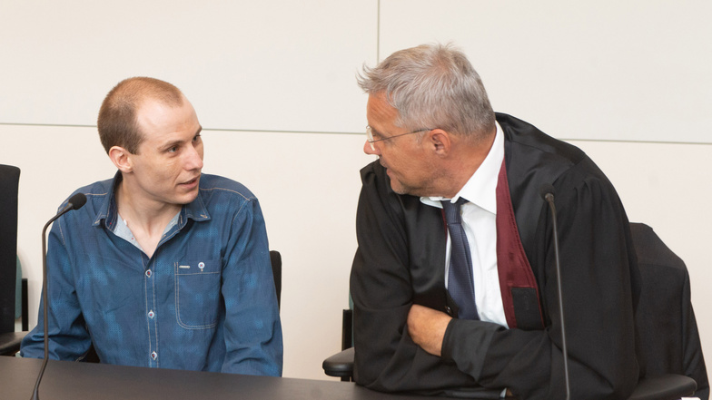 Kurz vor der Urteilsverkündung im
Schwurgerichtssaal
am Landgericht
Dresden: Nino Köhler, neben ihm sein
Verteidiger Hansjörg Elbs, muss für
neun Jahre und
acht Monate ins Gefängnis.