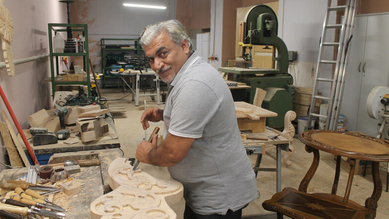 Radwan Touti bereitet einige Schaustücke für den Samsmarkt vor. Demnächst will er auch eine eigene Werkstatt eröffnen.