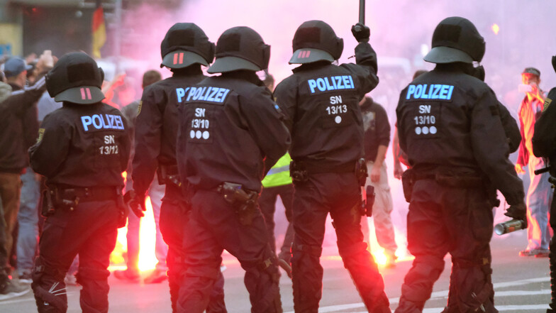 Polizisten schirmen im August 2018 in der Chemnitzer Innenstadt nach dem Tod des 35-jährigen Daniel H. einen Aufmarsch der rechten Szene ab.