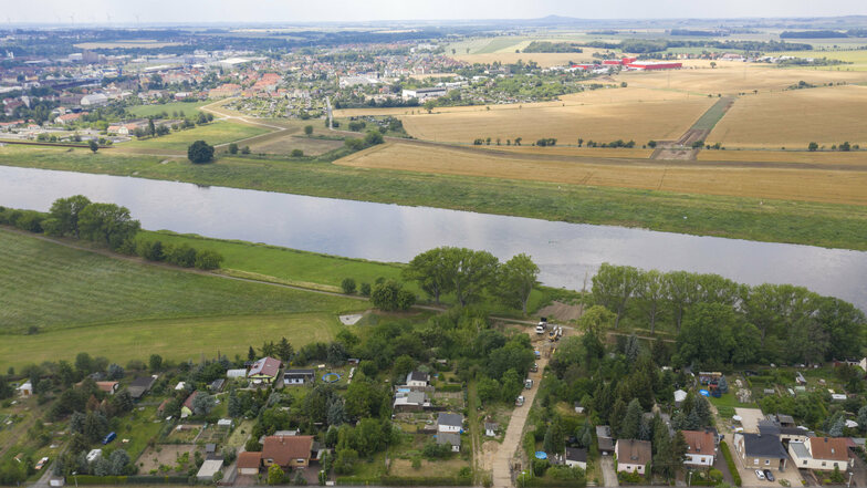 Das fehlende Stück: Bei Bobersen (im Bild unten) soll die Ferngasleitung die Elbe queren. Links im Hintergrund liegt Riesa.