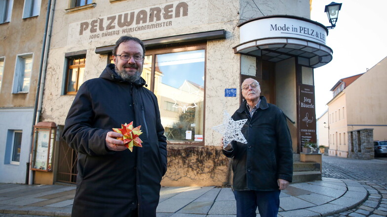 Pfarrer Jörg Peuckert (l.) und Kürschnermeister Jörg Bäuerle wollen die Kamenzer Sternsinger in diesem Jahr erstmals auch in Läden Spenden sammeln lassen.
