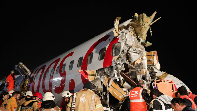 Drei Tote bei Flugzeugunglück in Istanbul