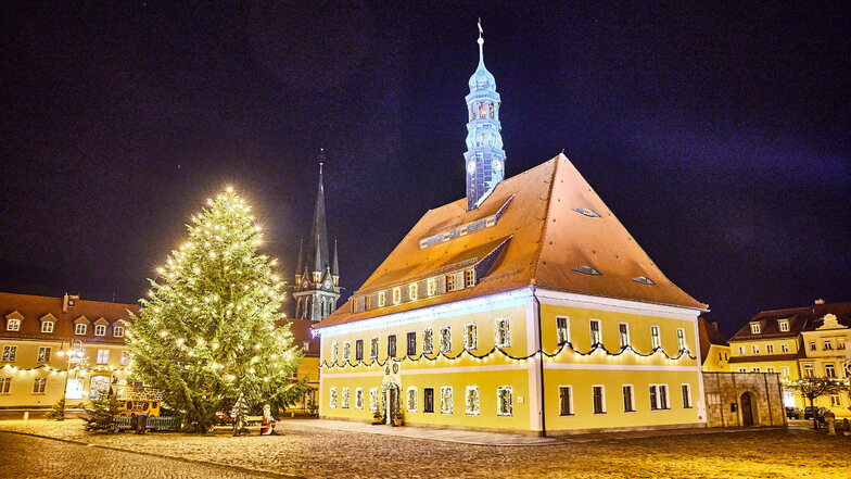 Strahlen um die Wette: Das Rathaus und der Weihnachtsbaum auf dem Marktplatz in Neustadt.