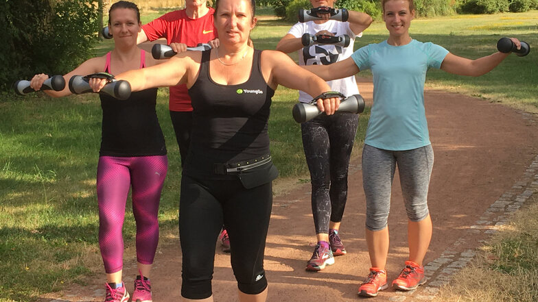 Das tut gut für die Schultern und die gesamte Fitness: Simone Köhler (M.) vom Frauen-Fitnessstudio Lady Vit mit ihrer Mittwoch-Gruppe von Young Go im Stadtpark.