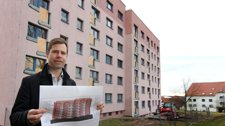 Zurzeit werden am Holländer 15/16 in Döbeln Grundrisse geändert sowie Balkone und zwei Aufzüge angebaut. Dirk Förster-Wehle, Immobilienmanager bei der TAG Wohnen, zeigt, wie der Komplex voraussichtlich im Sommer aussehen wird.