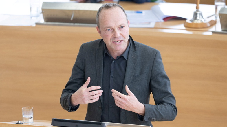Wolfram Günther (Grüne) äußert sich kritisch über die Zusammenarbeit innerhalb der Dreierkoalition aus CDU, Grünen und SPD.