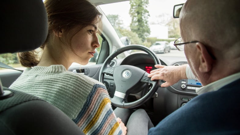 woman benzin alle immer beginnt im eine auto fahrt