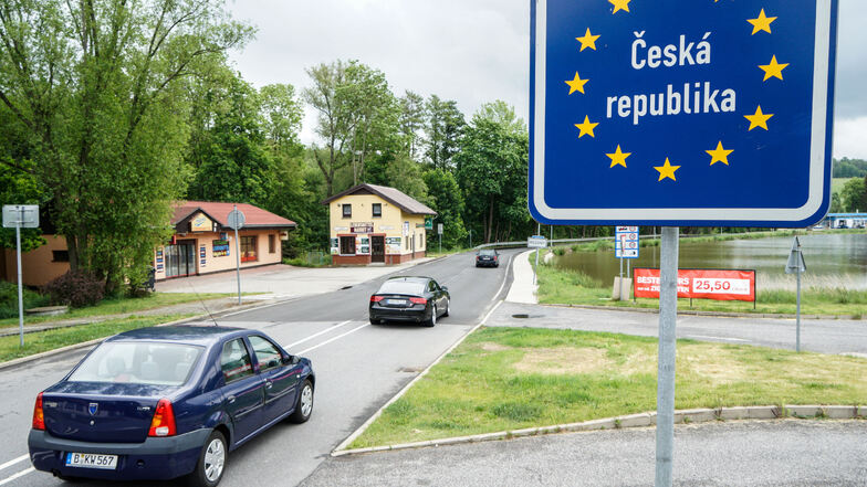 Bereits gegen 11.30 Uhr rollten am Freitag am Grenzübergang Sohland / Rozany Autos Richtung Tschechien - nach fast zwölfwöchiger Schließung ist die Grenze wieder offen