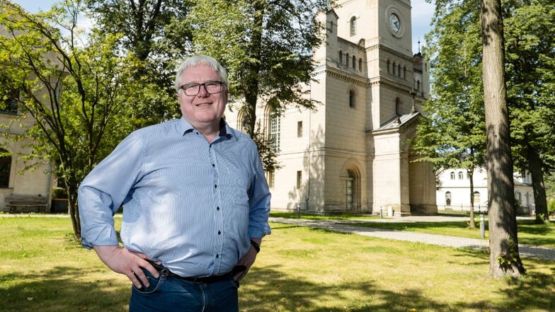 August 2024: Pfarrer Ulrich Wollstadt steht vor der Erlöserkirche im Görlitzer Ortsteil Kunnerwitz.