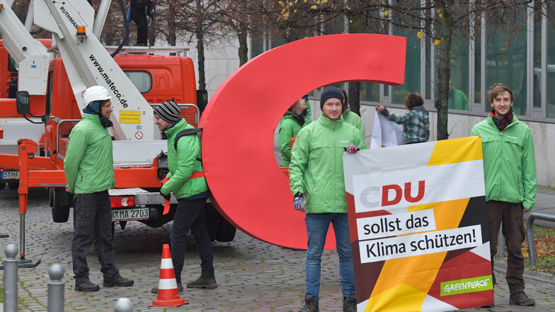 Greenpeace-Aktivisten hatten in der vergangenen Woche das C des CDU-Logos am Konrad-Adenauer-Hause in Berlin abmontiert und gestohlen.