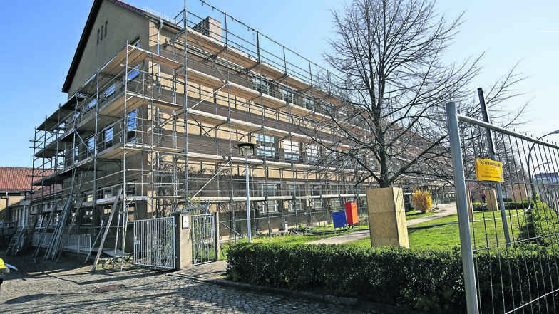 Die Oberschule Am Merzdorfer Park ist bereits eingerüstet. Bis 2021 soll die Einrichtung saniert und erweitert werden, die Schüler lernen indes am Storchenbrunnen.