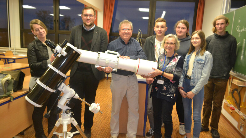 Ungewöhnliches Geschenk beim Tag der offenen Tür: Der pensionierte Physiklehrer Joachim Leppich (3.v.l.) übergibt zwei Teleskope an die Ebersbacher Oberschule.