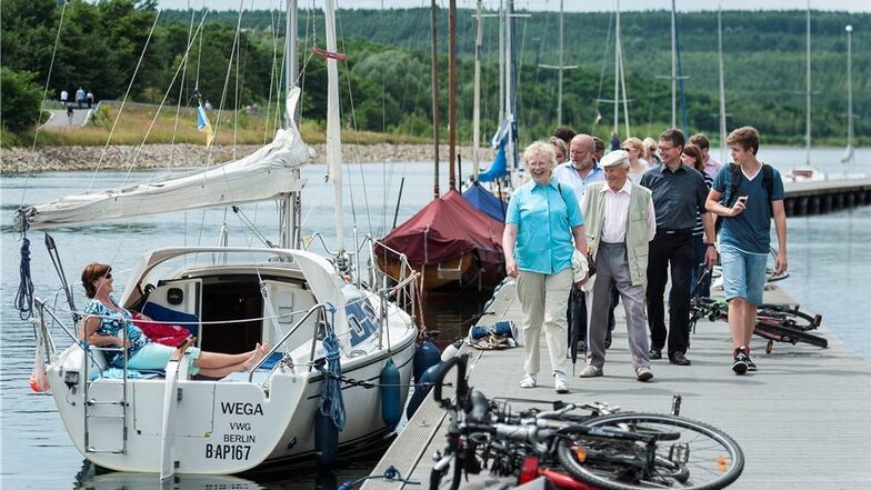 Am Wochenende startete die erste Görlitzer Seewoche am Berzdorfer See, die bis zum 7. August geht. Der Auftakt zur Seewoche war passend. Bei Stegführungen konnten sich Interessenten dort umsehen, wo sonst nur die Schiffseigner hinkommen.