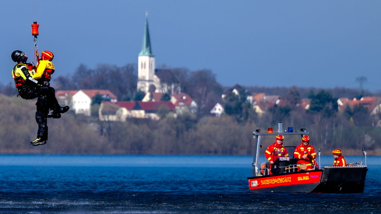 Vor der Kirchturmkulisse von Quatitz üben Feuerwehr, Wasserwacht, DRF Luftrettung und DLRG am Stausee Bautzen die Rettung verunglückter Badegeäste aus der Luft.