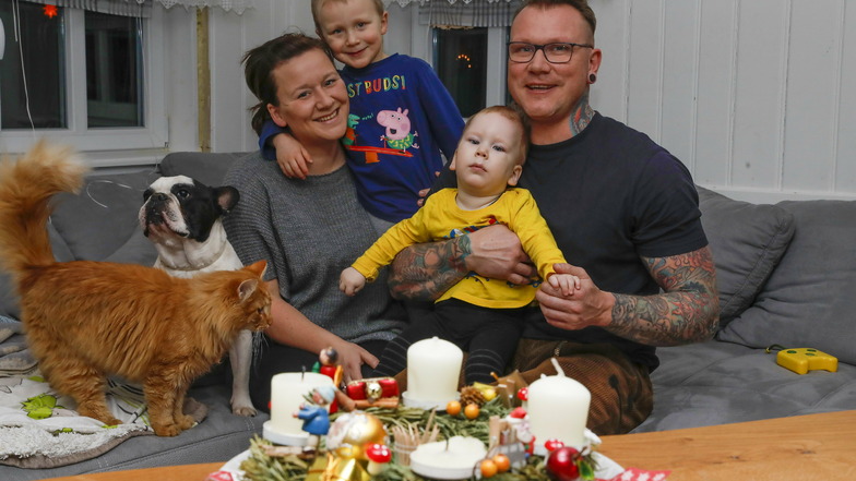 Eine glückliche Familie: Melanie und Michael Krause mit ihren Söhnen Gustav und Anton in der Blockstube ihres Umgebindehauses in Niederoderwitz.