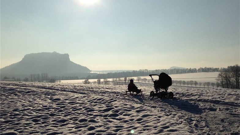Weissig. Den Blick vom Rauenstein auf den Lilienstein hat Susann Göhler  aus Weissig festgehalten. Eine Landschaft mit Schneemeer.