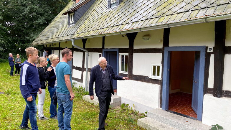 Am Tag des offenen Denkmals führte in Berthelsdorf Dietrich Meyer die Besucher durch das Schwenckfeldhaus und erzählte aus der Geschichte.
Die Sanierung wurde im vergangenen Jahr beendet.