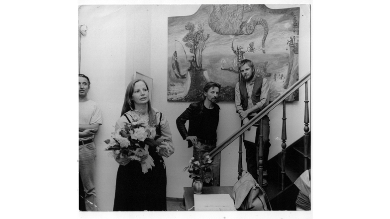 Gabriele Muschter um 1980 in der Dresdner Galerie Mitte. Im Hintergrund der Maler Peter Graf (M.) vor einem seiner Bilder und Gerd Söder vom Verband Bildender Künstler.